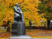 Памятник И.С. Тургеневу. Скульптор – Г.П. Бессарабский, архитекторы – А.И. Свиридов и В.С. Атанов