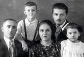 Отец Константин Иванович Церетели, мать Тамара Семеновна Церетели, сестра Нелли; во втором ряду: Зураб и его дядя – Георгий Семенович Нижарадзе