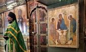 Икона «Святая Троица», исполненная Андреем Рублевым, в Троицком соборе Свято-Троицкой Сергиевой лавры в Сергиевом Посаде Московской области. 2022