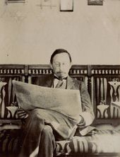 Ап.М. Васнецов за чтением газеты. 1910-е