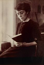 Т.И. Васнецова у окна за чтением книги в квартире в Фурманном переулке, дом 6. 1910-1920-е (?)