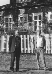 Виктор Михайлович II и Андрей Владимирович Васнецовы у Дома-музея в Рябове. 15.08.1981