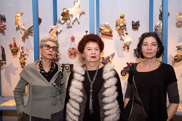 Алла Бедина, Натэлла Войскунская, Светлана Ланшакова на фоне экспозиции