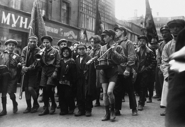 Борис Игнатович. Пионеры и беспризорники. 1 мая 1927