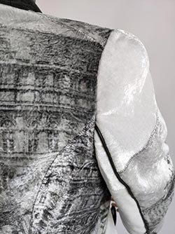 Оксана Негода. Крупный план спинки пальто«Театры Моцарта» с брошью «Часы» из коллекции ElDiaClaro