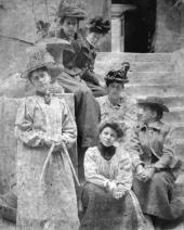 А.С. Гoлубкина с группой художников. Париж. 1895