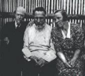М.В. НЕСТЕРОВ, С.Н. ДУРЫЛИН, И.А. КОМИССАРОВА-ДУРЫЛИНА. Болшево. 1938. М.В. НЕСТЕРОВ, С.Н. ДУРЫЛИН, И.А. КОМИССАРОВА-ДУРЫЛИНА. Болшево. 1938.