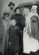 Леонид Осипович и Розалия Исидоровна Пастернаки с детьми. 1901 г. Леонид Осипович и Розалия Исидоровна Пастернаки с детьми. 1901 г.