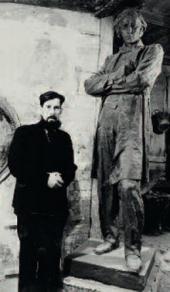 А.П. Кибальников у скульптуры Н.Г. Чернышевского. Саратов, 1948–1949