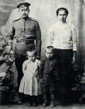 Саша Кибальников с сестрой Женей и родителями. 1918.