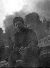 Борис Неменский на фоне горящего Рейхстага. Май 1945 Борис Неменский на фоне горящего Рейхстага. Май 1945
