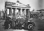 Слева направо: Николай Денисов, неизвестный боец, Борис Неменский, Илья Лукомский, неизвестный боец Слева направо: Николай Денисов, неизвестный боец, Борис Неменский, Илья Лукомски
