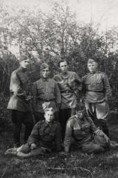 К.М. Молчанов (сидит слева) с однополчанами. 1943 К.М. Молчанов (сидит слева) с однополчанами. 1943