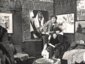 Марк Шагал с Беллой и Идой в мастерской на авеню Орлеан, 110. Париж, 1924 Марк Шагал с Беллой и Идой в мастерской на авеню Орлеан, 110. Париж, 1924